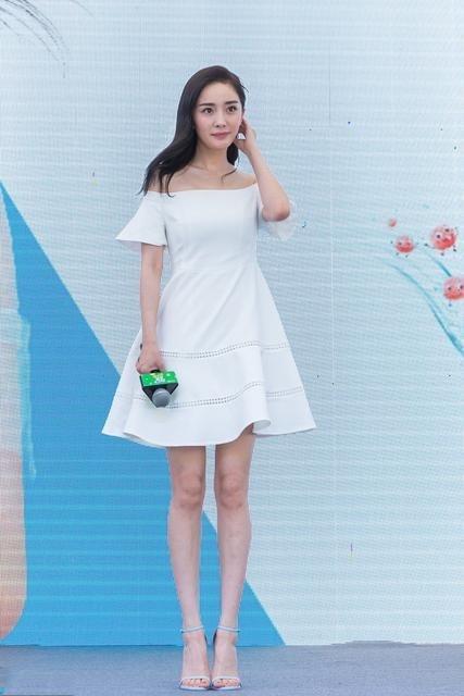 杨幂漂亮的小脚丫,雪白迷人,怪不得是宅男杀手