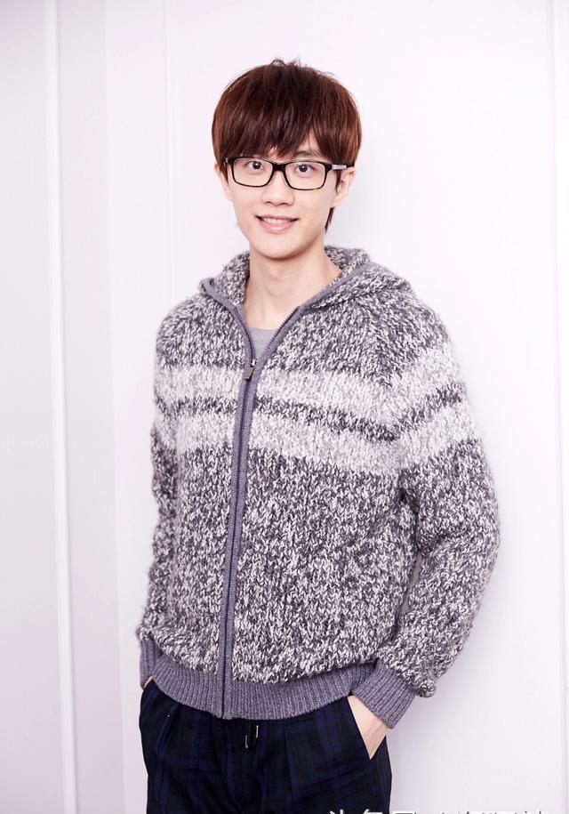 许嵩发微博，自爆简历引网友评论上了热搜！