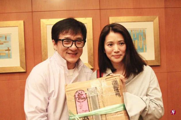 成龙记恨袁咏仪20年?曾批女方不敬业,如今已达成和解