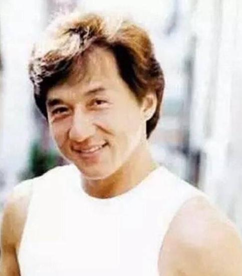 成龙双眼皮是割的,单眼皮照曝光!网友:很自然