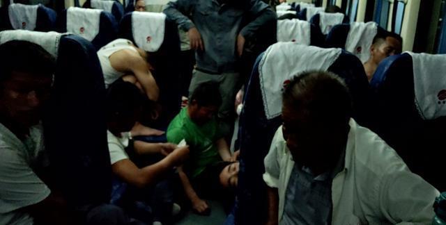 终于买到一票难求的Z308，硬座车厢就长这样子