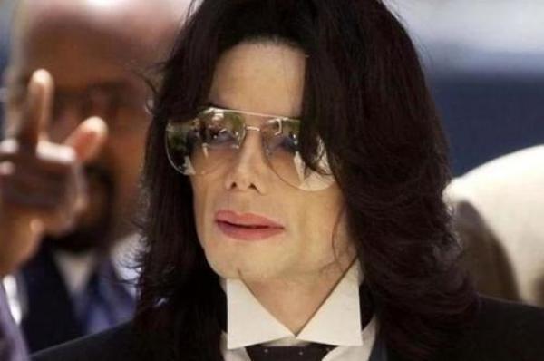 迈克尔·杰克逊儿子17岁了,轮廓鲜明五官立体,爸爸基因太强大