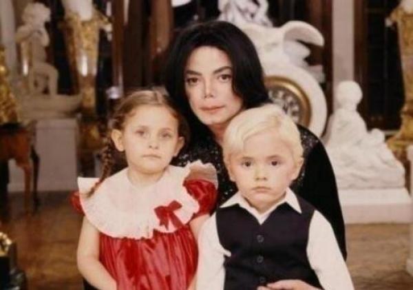 迈克尔·杰克逊儿子17岁了,轮廓鲜明五官立体,爸爸基因太强大