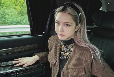 ​周扬青被扒跟男爱豆恋爱，微博小号间接认爱，男方小自己10岁