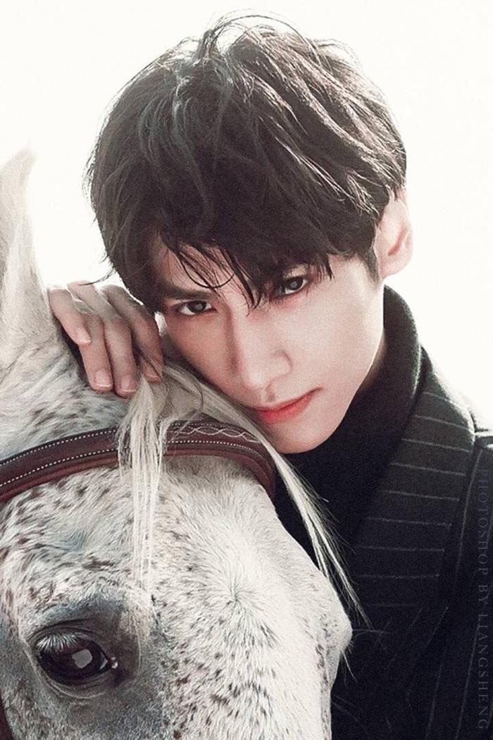 罗云熙是从二次元中出来的美男子，眉眼好看到不像话！