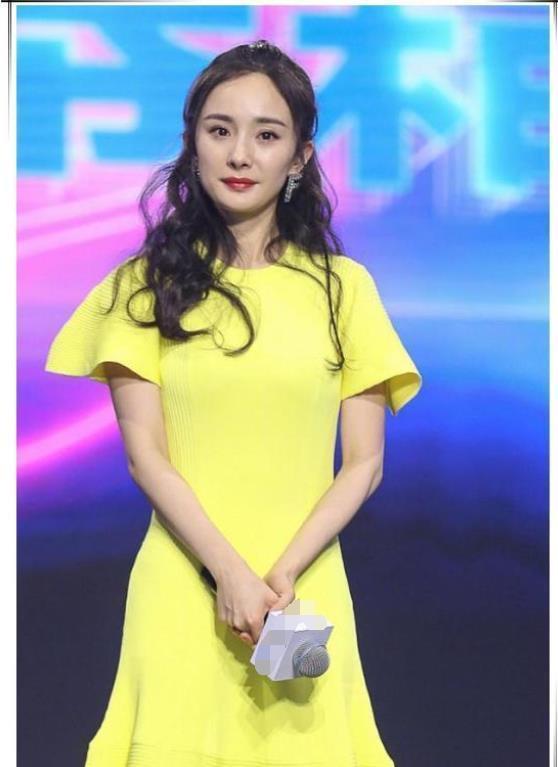 杨幂生图曝光脸部浮肿又僵硬，32岁的年龄42的脸