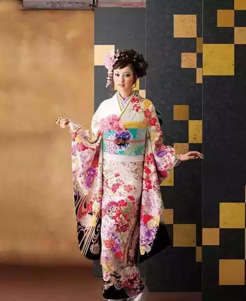 日本美女人体摄影:身穿和服的日本美女图片集