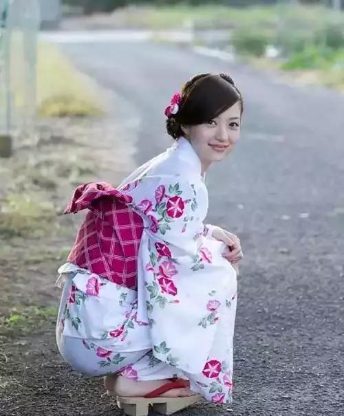 日本美女人体摄影:身穿和服的日本美女图片集
