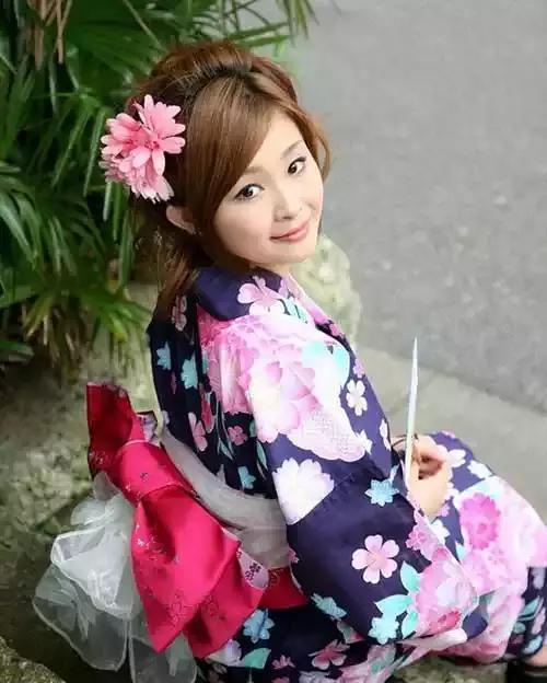 日本美女人体摄影:身穿和服的日本美女图片集