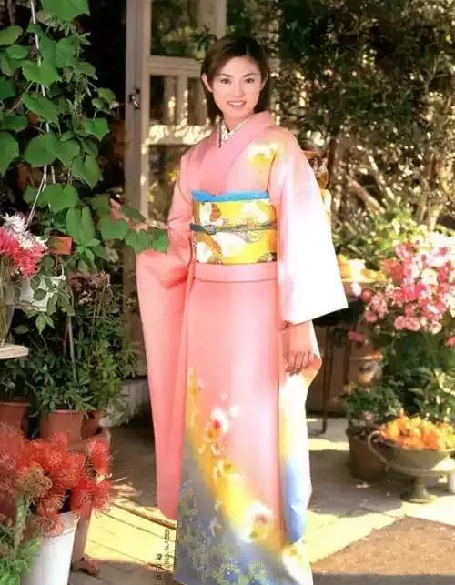 日本美女人体摄影:身穿和服的日本美女图片集