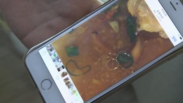 妻子“月子中心”坐月子,饭菜天天“吃到虫”!丈夫看不下去了!