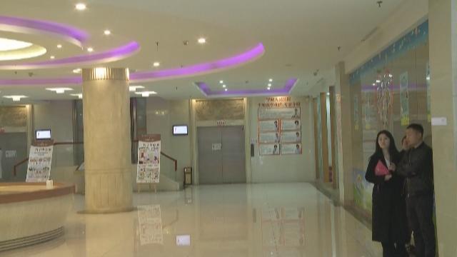 妻子“月子中心”坐月子,饭菜天天“吃到虫”!丈夫看不下去了!