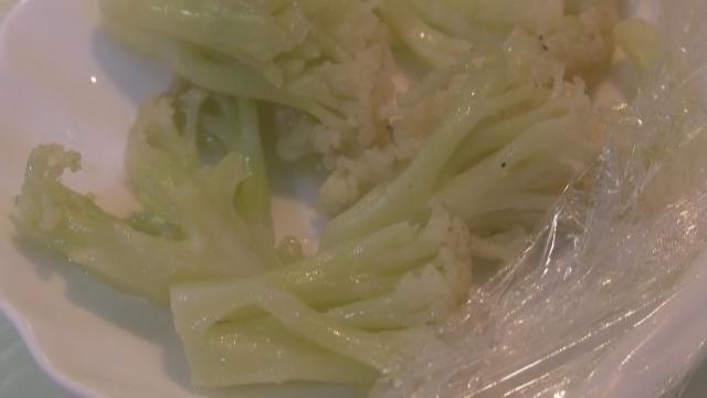 妻子“月子中心”坐月子,饭菜天天“吃到虫”!丈夫看不下去了!