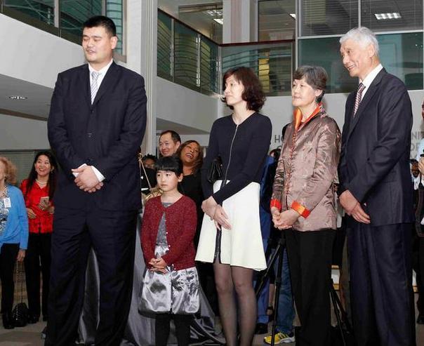 姚明8岁女儿身高接近1米6,到2米26姚明的腰部,美国国籍引争论!