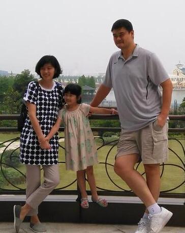 姚明8岁女儿身高接近1米6,到2米26姚明的腰部,美国国籍引争论!