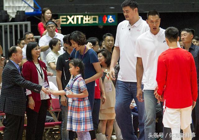 姚明8岁女儿身高接近1米6,到2米26姚明的腰部,美国国籍引争论!