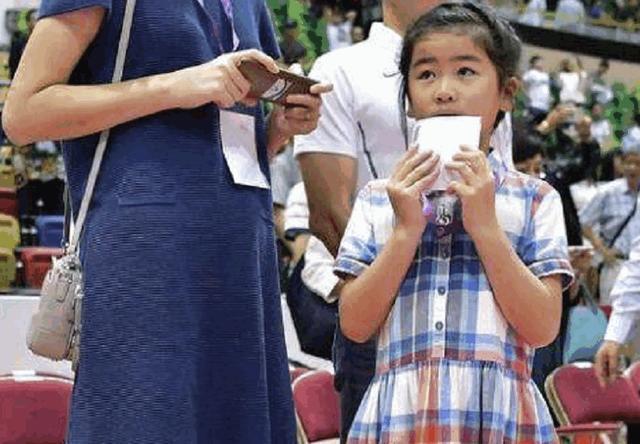 姚明女儿正脸照，甜美可爱文静乖巧，8岁的她继承爸爸身高好基因