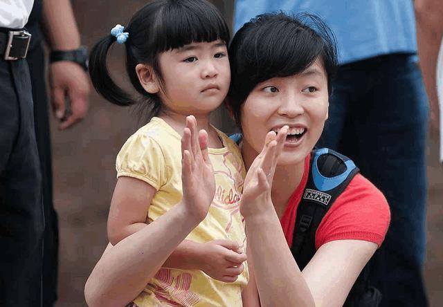 姚明女儿正脸照，甜美可爱文静乖巧，8岁的她继承爸爸身高好基因