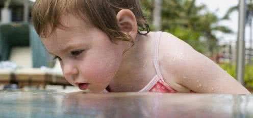 婴儿游泳好处多,游泳方式有讲究!家长记得一定要注意!