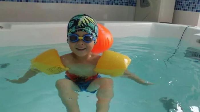 婴儿游泳好处多,游泳方式有讲究!家长记得一定要注意!