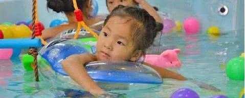 婴儿游泳好处多,游泳方式有讲究!家长记得一定要注意!
