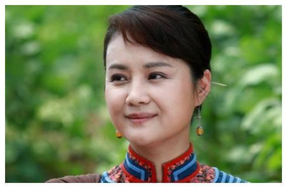 曾是众男性心中女神,51岁不打针不整容,夫妻恩爱20年成模范