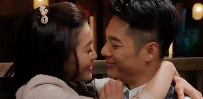 周丽淇结婚喜讯被爆,粉丝祝福满满,却因这一发现惨遭网友唾骂