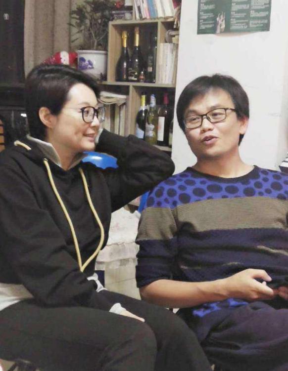 袁立和3婚老公频频秀恩爱,男方财力不如她,被曝住在贫民区?