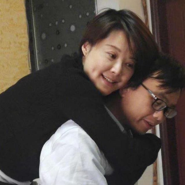 袁立和3婚老公频频秀恩爱,男方财力不如她,被曝住在贫民区?