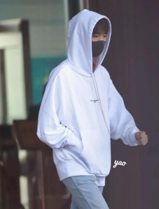 王俊凯近照曝光,脸上爆痘,身上多处擦伤,网友得知原因:心疼!