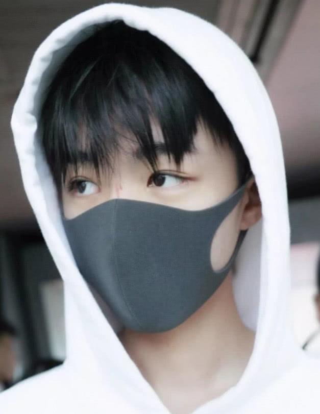 王俊凯近照曝光,脸上爆痘,身上多处擦伤,网友得知原因:心疼!