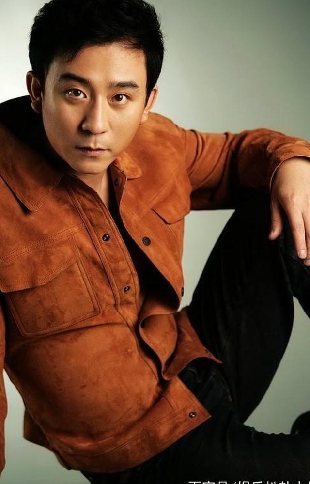 因《大宅门》一夜成名,神撞脸张默,如今与妻子恩爱惹人