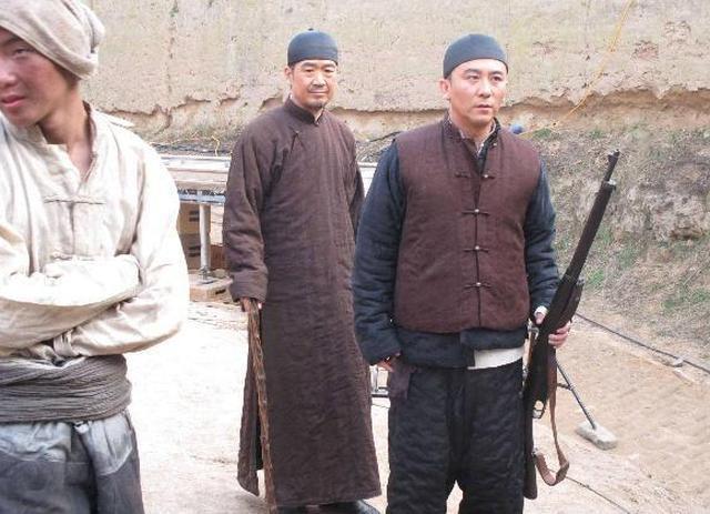 因《大宅门》一夜成名,神撞脸张默,如今与妻子恩爱惹人