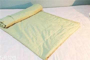 夏凉被什么面料的好 最凉快的材质是它 夏凉被什么面料的好 最凉快的材质是它