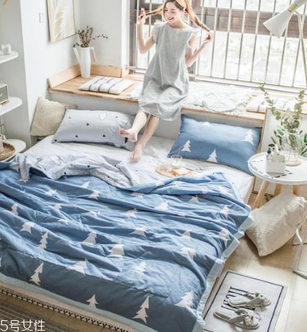 夏凉被什么面料的好 最凉快的材质是它 夏凉被什么面料的好 最凉快的材质是它