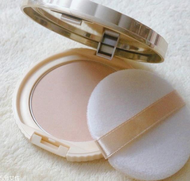 珠光粉饼怎么用法 立体脸独家秘笈 珠光粉饼怎么用法 立体脸独家秘笈