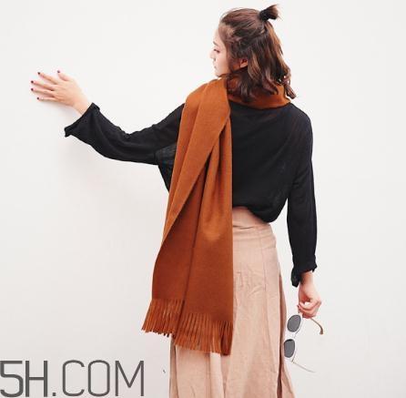 焦糖色围巾配什么颜色衣服？焦糖色围巾搭配图片
