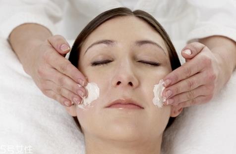 睡眠面膜前要用水和乳液吗 洁面是所有护肤的开始 睡眠面膜前要用水和乳液吗 洁面是所有护肤的开始