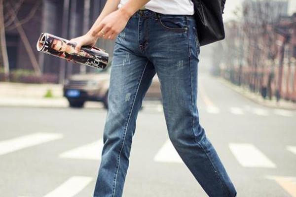 男生直筒牛仔裤怎么搭配 男生直筒牛仔裤的搭配方法 男生直筒牛仔裤怎么搭配 男生直筒牛仔裤的搭配方法
