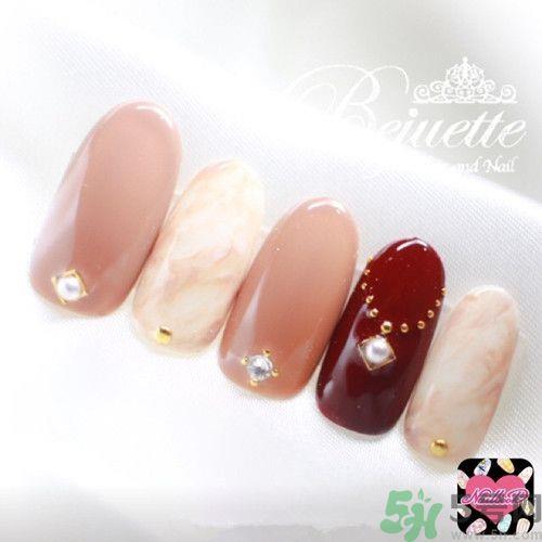 红色指甲怎么搭配?迎春迎桃花就用红色吧 红色指甲怎么搭配?迎春迎桃花就用红色吧