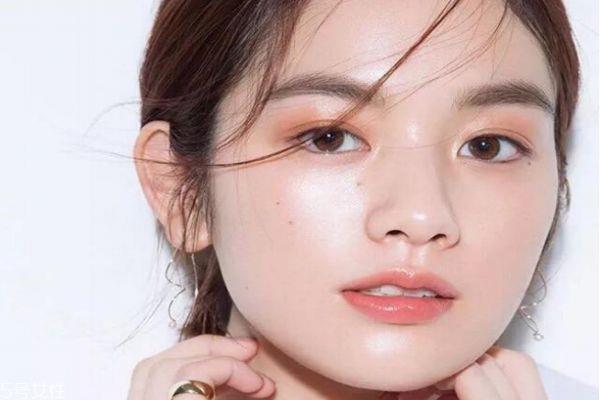 上完粉底液脸上起皮是怎么回事 上完粉底液起皮怎么办 上完粉底液脸上起皮是怎么回事 上完粉底液起皮怎么办