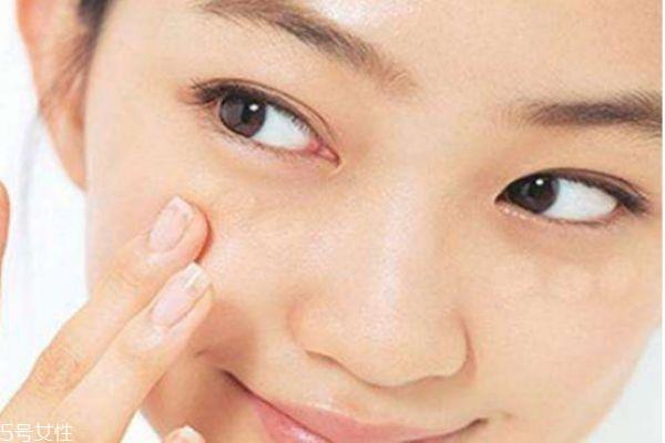 上完粉底液脸上起皮是怎么回事 上完粉底液起皮怎么办 上完粉底液脸上起皮是怎么回事 上完粉底液起皮怎么办