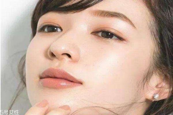 上完粉底液脸上起皮是怎么回事 上完粉底液起皮怎么办 上完粉底液脸上起皮是怎么回事 上完粉底液起皮怎么办
