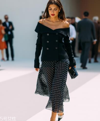 一字肩配什么裙子 夏日甜美范儿 一字肩配什么裙子 夏日甜美范儿