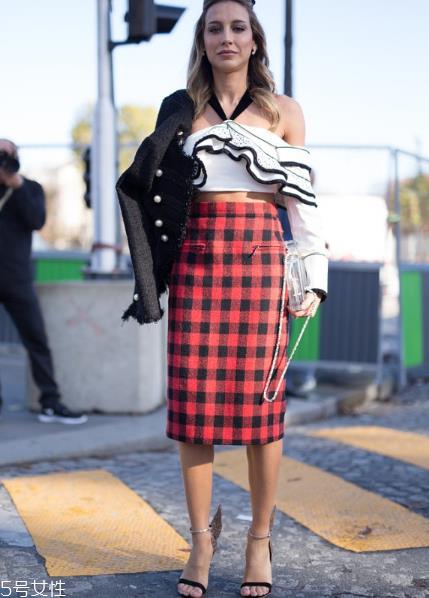 一字肩配什么裙子 夏日甜美范儿 一字肩配什么裙子 夏日甜美范儿