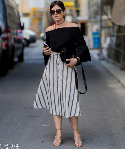 一字肩配什么裙子 夏日甜美范儿 一字肩配什么裙子 夏日甜美范儿