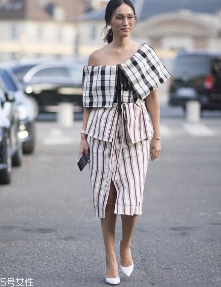 一字肩配什么裙子 夏日甜美范儿 一字肩配什么裙子 夏日甜美范儿