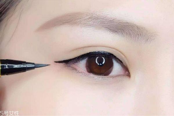 初学者自己怎么画眼线 超简单眼线画法 初学者自己怎么画眼线 超简单眼线画法