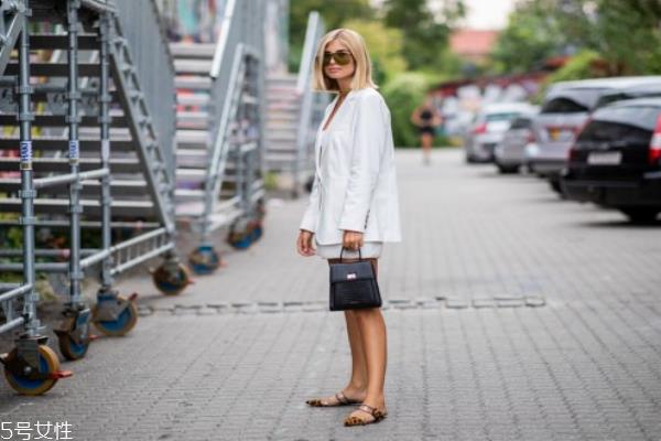 长袖配短裤好看吗 最时髦的换季穿搭 长袖配短裤好看吗 最时髦的换季穿搭