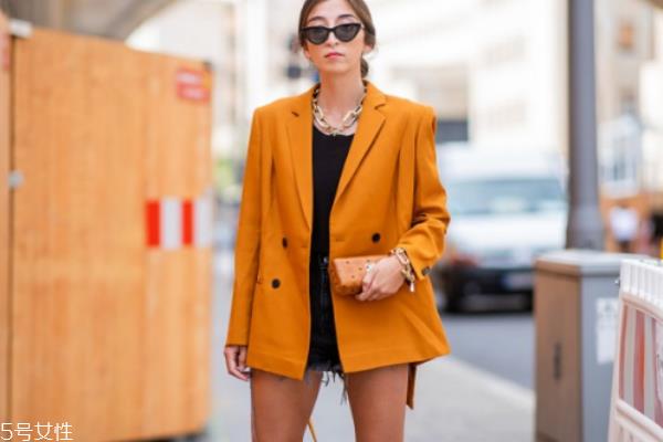 长袖配短裤好看吗 最时髦的换季穿搭 长袖配短裤好看吗 最时髦的换季穿搭